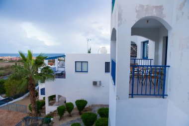 Şehir Paphos, Kıbrıs. Doğa ve binalar adada. Kent sokakları görüntüleyin. Seyahat fotoğraf 2018. Aralık, ağaçlar ve güneş.