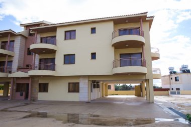 Şehir Paphos, Kıbrıs. Binaları ve sokakları adada. Seyahat fotoğraf 2018 Aralık. Ağaçlar ve güneş.