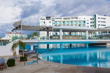 Şehir Paphos, Kıbrıs. Binalar ve yüzme havuzu adada. Seyahat fotoğraf 2018 Aralık. Ağaçlar ve güneş.