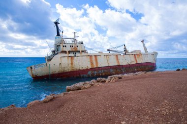 Şehir Paphos, Kıbrıs. Eski gemi batık ve masmavi bir deniz plaj. Seyahat fotoğraf 2018, Aralık. Manzara ve doğa.