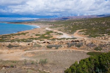 Şehir Paphos, Kıbrıs. Plaj ve masmavi bir deniz. Seyahat fotoğraf 2018, Aralık. Manzara ve doğa.