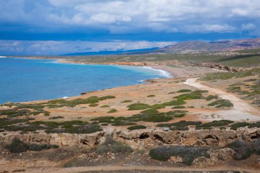 Şehir Paphos, Kıbrıs. Plaj ve masmavi bir deniz. Seyahat fotoğraf 2018, Aralık. Manzara ve doğa.
