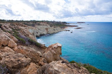 Şehir Paphos, Kıbrıs. Plaj ve masmavi bir deniz. Seyahat fotoğraf 2018, Aralık. Manzara ve doğa.