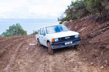 Şehir Paphos, Kıbrıs. Isuzu araba tepe üzerinde beyaz, kirli yolu. Kentsel görünümü. Seyahat fotoğraf 2018, Aralık.