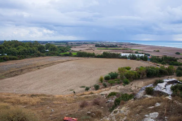 Şehir Paphos, Kıbrıs. Köy ve doğa. Evler ve çatı. Yeşil çalılar. Seyahat fotoğraf 2018, Aralık.