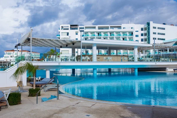 Şehir Paphos, Kıbrıs. Binalar ve yüzme havuzu adada. Seyahat fotoğraf 2018 Aralık. Ağaçlar ve güneş.