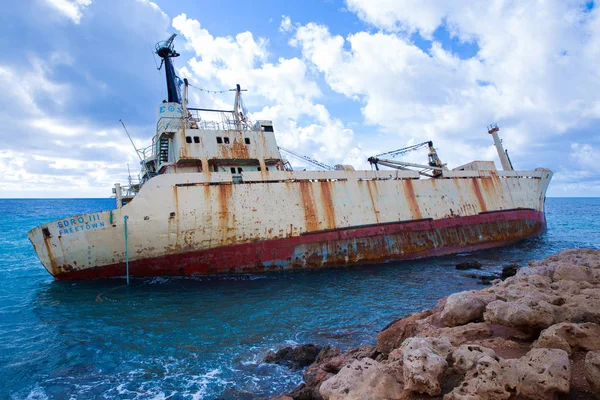 Şehir Paphos, Kıbrıs. Eski gemi batık ve masmavi bir deniz plaj. Seyahat fotoğraf 2018, Aralık. Manzara ve doğa.