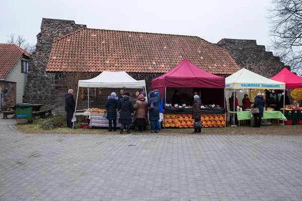 Ville Valmiera Lettonie Marchés Urbains Bâtiments Peuples Voyage Photo Urbaine — Photo