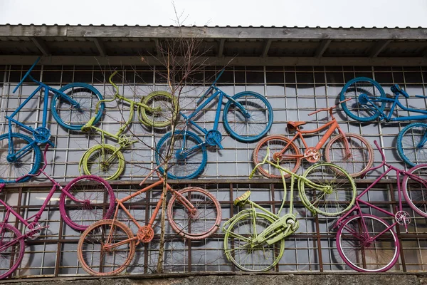 拉脱维亚瓦尔米埃拉市城市街道墙壁与自行车 2018年旅行照片 十二月 — 图库照片