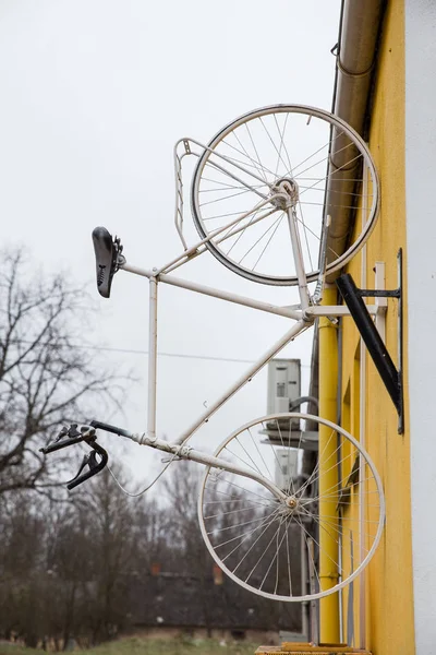 Stad Valmiera Letland Urban Street Muur Met Fiets Reizen Foto — Stockfoto