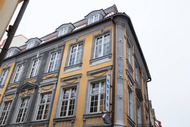 City Riga, Letonya. Eski şehir sokakları ve mimarisi. Eski evler, sokaklar ve kentsel. Seyahat fotoğraf 2018. Aralık. Kış, kar ve soğuk.