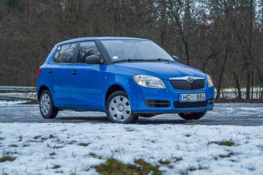 Şehir Cesis, Letonya. Blu Skoda Fabia street için bir yol ağaçları. Kış, seyahat fotoğraf 2012.