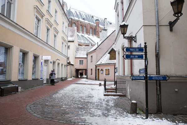 Město Riga Lotyšsko Staré Městské Ulice Turisté Architektura Staré Domy — Stock fotografie