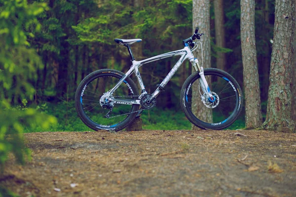 라트비아입니다 자연의 화이트 자전거 2015 — 스톡 사진