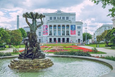City Riga, Letonya. Ulusal opera Riga Eski Şehir Merkezi, halklar ve heykel. Seyahat fotoğraf 2015. Temmuz.