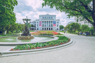 City Riga, Letonya. Ulusal opera Riga Eski Şehir Merkezi, halklar ve heykel. Seyahat fotoğraf 2015. Temmuz.