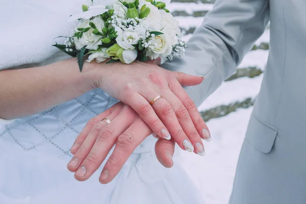 City Cesis Letonia Brazos Mujer Hombre Anillos Oro Ramo Flores — Foto de Stock