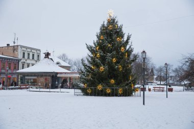 Şehir Cesis, Letonya. Eski şehir bina, sokak ve kentsel görünümü. Kış ve kar. Seyahat fotoğraf 2018, 25. Aralık.