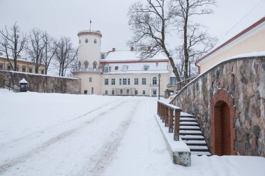 Şehir Cesis, Letonya. Eski şehir kale, sokak ve kentsel görünümü. Kış ve kar. Seyahat fotoğraf 2018, 25. Aralık.