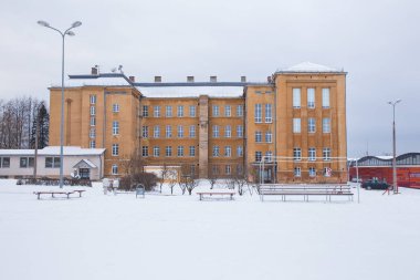 Şehir Cesis, Letonya. Eski kasaba okulu, sokak ve kentsel görünümü. Kış ve kar. Seyahat fotoğraf 2018. 25. Aralık.