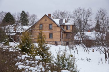 Şehir Cesis, Letonya. Eski şehir bina, sokak ve kentsel görünümü. Kış ve kar. Seyahat fotoğraf 2018, 25. Aralık.