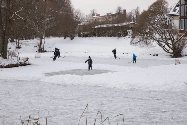 City Cesis Letónia Hokey Gelo Livre Jogadores Lagoa Congelada Foto — Fotografia de Stock
