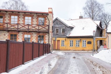 Şehir Cesis, Letonya. Eski şehir bina, sokak ve kentsel görünümü. Kış ve kar. Seyahat fotoğraf 2018, 25. Aralık.