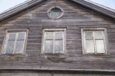 Şehir Cesis, Letonya. Eski şehir bina, sokak ve kentsel görünümü. Kış ve kar. Seyahat fotoğraf 2018, 25. Aralık.