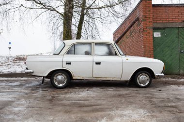 Şehir Cesis, Letonya. Beyaz eski araba moskvich 2140, SSCB'de yaptı. Seyahat fotoğraf 2018, 29. Aralık.