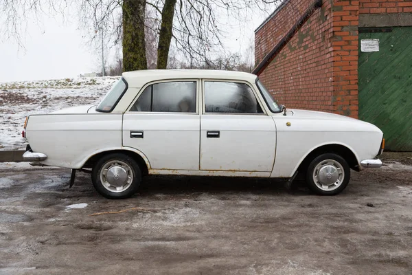 Πόλη Cesis Λετονία Άσπρο Παλιό Αυτοκίνητο Moskvich 2140 Έγιναν Στην — Φωτογραφία Αρχείου