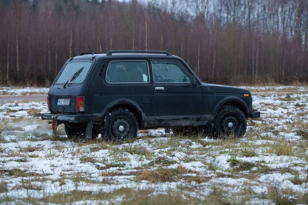 拉脱维亚城市西斯 黑色汽车尼娃在冬天 Ussr 4X4 吉普车 2018年城市旅游照片 12月 — 图库照片