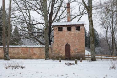Şehir Cesis, Letonya. Eski şehir bina, sokak ve kentsel görünümü. Kış ve kar. Seyahat fotoğraf 2018, 31. Aralık.