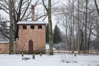 Şehir Cesis, Letonya. Eski şehir bina, sokak ve kentsel görünümü. Kış ve kar. Seyahat fotoğraf 2018, 31. Aralık.