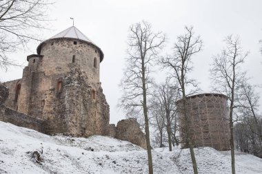 Şehir Cesis, Letonya. Eski kasaba kaleler, park ve kentsel. Kış ve kar. Seyahat fotoğraf 2018, 31. Aralık.