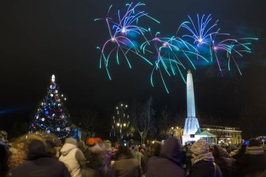 Şehir Cesis, Letonya. Eski şehir merkezinde yeni 2019 yılı clebration. Kış ve havai fişek. Seyahat kentsel fotoğraf 2019, 01. Ocak.