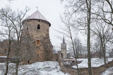 Şehir Cesis, Letonya. Eski kasaba kaleler, park ve kentsel. Kış ve kar. Seyahat fotoğraf 2018, 31. Aralık.