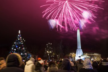 Şehir Cesis, Letonya. Eski şehir merkezinde yeni 2019 yılı clebration. Kış ve havai fişek. Seyahat kentsel fotoğraf 2019, 01. Ocak.