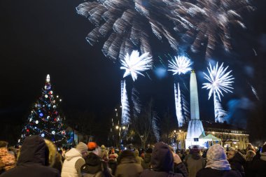 Şehir Cesis, Letonya. Eski şehir merkezinde yeni 2019 yılı clebration. Kış ve havai fişek. Seyahat kentsel fotoğraf 2019, 01. Ocak.