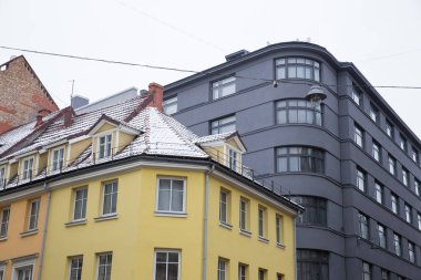 City Riga, Letonya. Eski şehir sokakları, turistler ve mimari. Eski evler, sokaklar ve kentsel. Seyahat fotoğraf 2019. Ocak. Kış, kar ve soğuk.