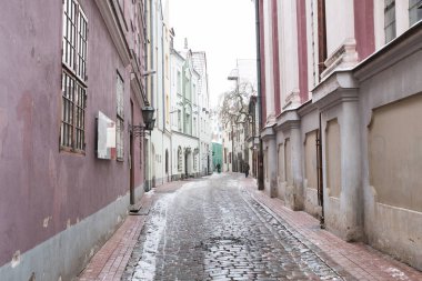 City Riga, Letonya. Eski şehir sokakları, turistler ve mimari. Eski evler, sokaklar ve kentsel. Seyahat fotoğraf 2019. Ocak. Kış, kar ve soğuk.