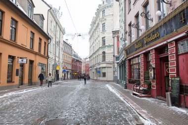 City Riga, Letonya. Eski şehir sokakları, turistler ve mimari. Eski evler, sokaklar ve kentsel. Seyahat fotoğraf 2019. Ocak. Kış, kar ve soğuk.