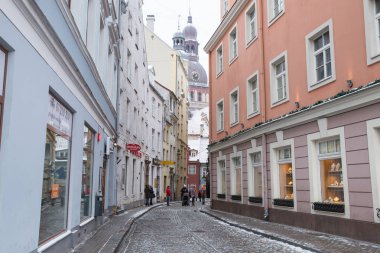 City Riga, Letonya. Eski şehir sokakları, turistler ve mimari. Eski evler, sokaklar ve kentsel. Seyahat fotoğraf 2019. Ocak. Kış, kar ve soğuk.