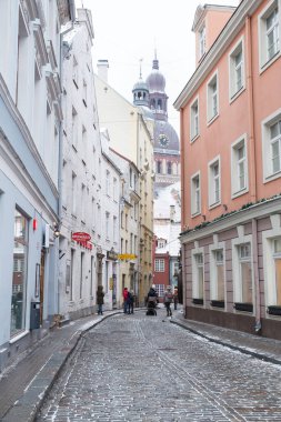 City Riga, Letonya. Eski şehir sokakları, turistler ve mimari. Eski evler, sokaklar ve kentsel. Seyahat fotoğraf 2019. Ocak. Kış, kar ve soğuk.