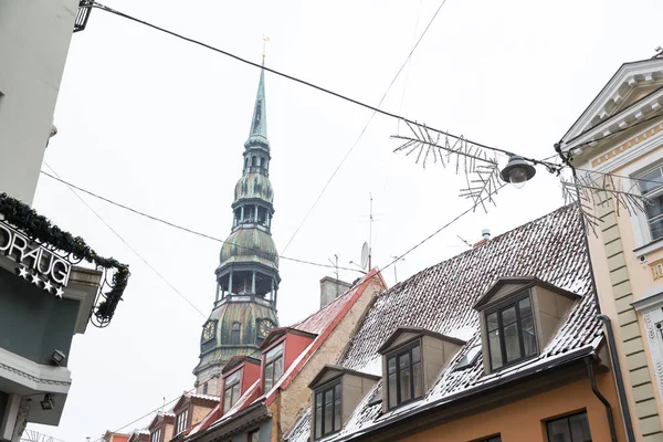 拉脱维亚里加市 老城区的街道 游客和建筑 老房子 街道和城市景观 2019年旅行照片 雪和冷 — 图库照片