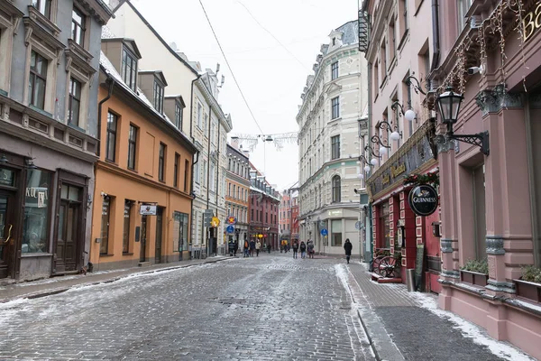 City Riga, Letonya. Eski şehir sokakları, turistler ve mimari. Eski evler, sokaklar ve kentsel. Seyahat fotoğraf 2019. Ocak. Kış, kar ve soğuk.