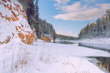 Şehir Cesis, Letonya. Kırmızı kayalar ve nehir Gauja. Birçok kış 2019 kar. Seyahat fotoğraf.