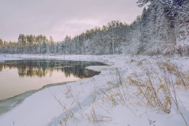 Şehir Cesis, Letonya. Kırmızı kayalar ve nehir Gauja. Birçok kış 2019 kar. Seyahat fotoğraf.