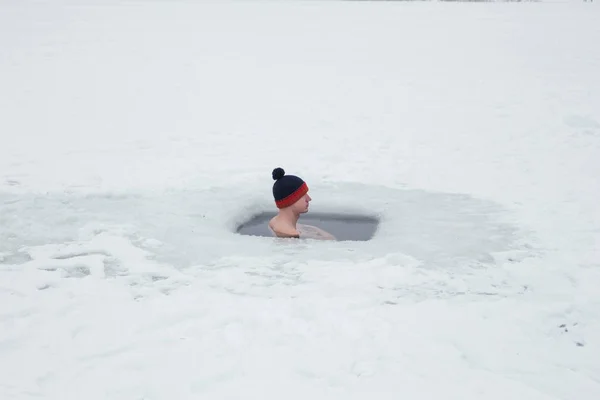 City Riga Latvia Peoples Swimmning Winter Cold Water Snow Peoples — Stock Photo, Image