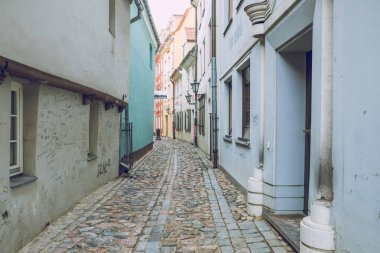 City Riga, Letonya. Eski şehir sokakları, turistler ve mimari. Eski evler, sokaklar ve kentsel. Seyahat fotoğraf 2019. Şubat. Kış, kar ve soğuk.