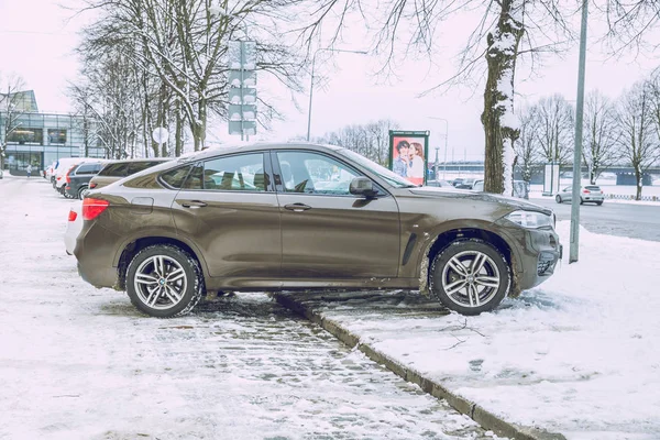 拉脱维亚里加市 Bmw 城市街道 雪和寒冷的天气 2019年2月旅行照片 — 图库照片